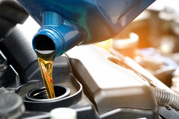 Pagrindinė vairuotojų klaida, pasak specialisto, jau ilgus metus išlieka ta pati – automobilių savininkai variklines alyvas vis dar vertina pagal jų klampumo klasę, sako Vilniuje įsikūrusio autoserviso vadovas Martynas Šimkus.