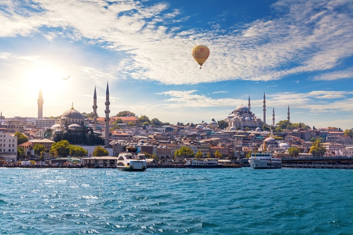 Nuostabus Stambulo siluetas: mečetės, minaretai ir gyvybingas Bosforo sąsiauris. Nuotrauka iš Shutterstock.