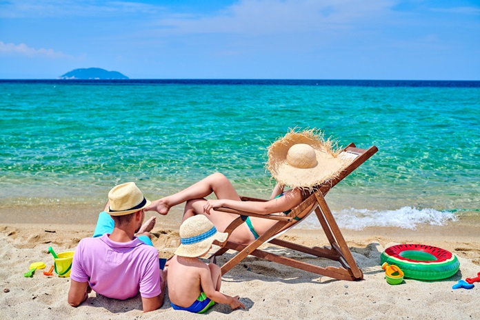 Atostogos su vaikais – poilsis, kuriame telpa smėlio pilys, jūros purslai ir neišdildomi šeimos prisiminimai. Nuotrauka iš Shutterstock.