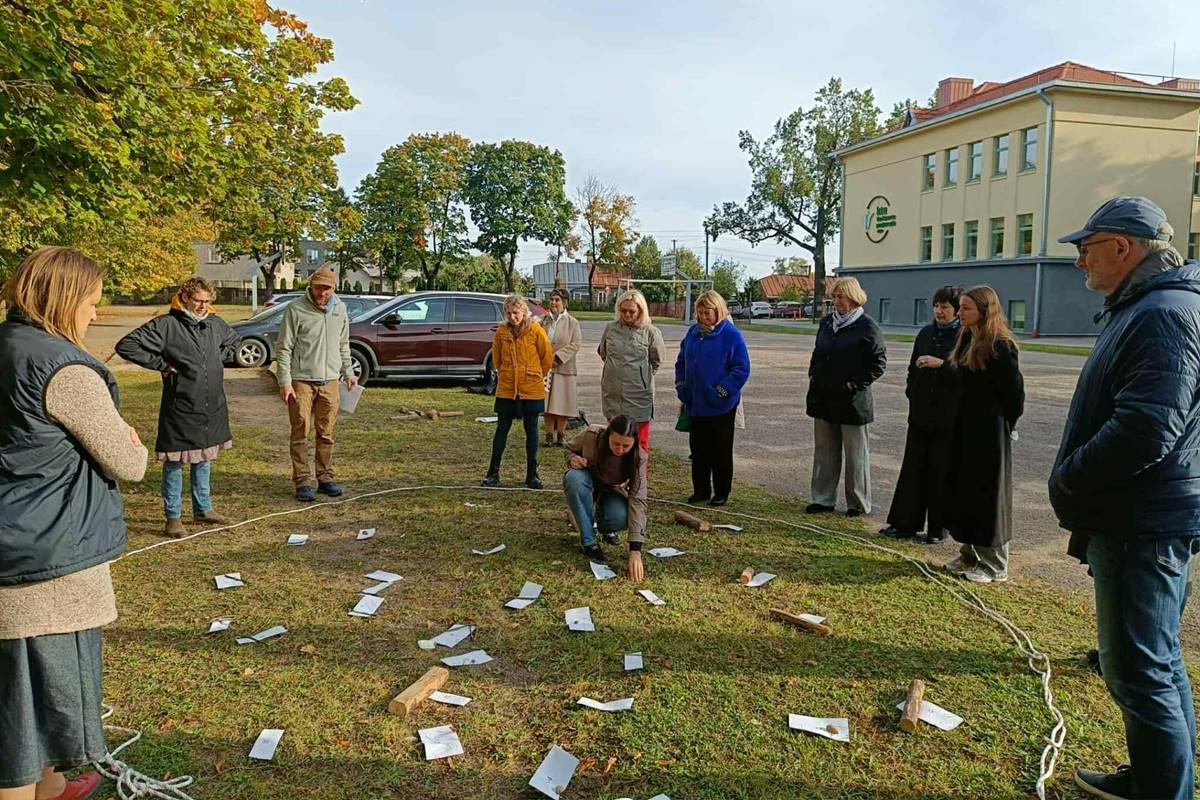 Viešinimo renginio metu pedagogai susipažįsta su ATSEGS projekto metodika ir jos pritaikymu ugdymui gamtoje.