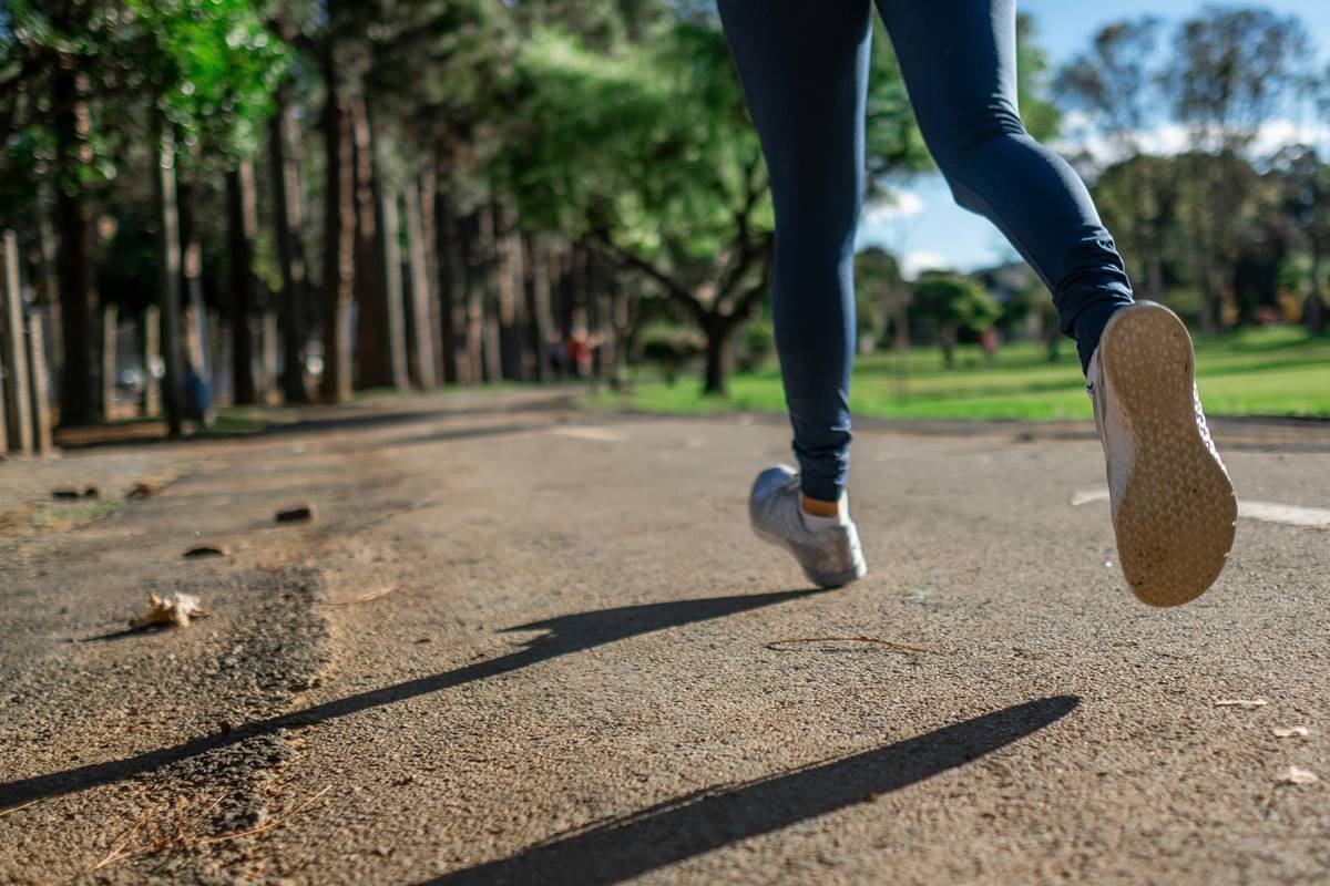 Bėgimas parke pavasarį – sportuojantis žmogus po žiemos pertraukos