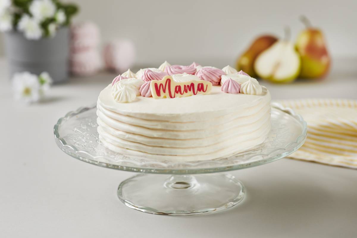 Motinos dienos tortas su užrašu Mama ant stalo