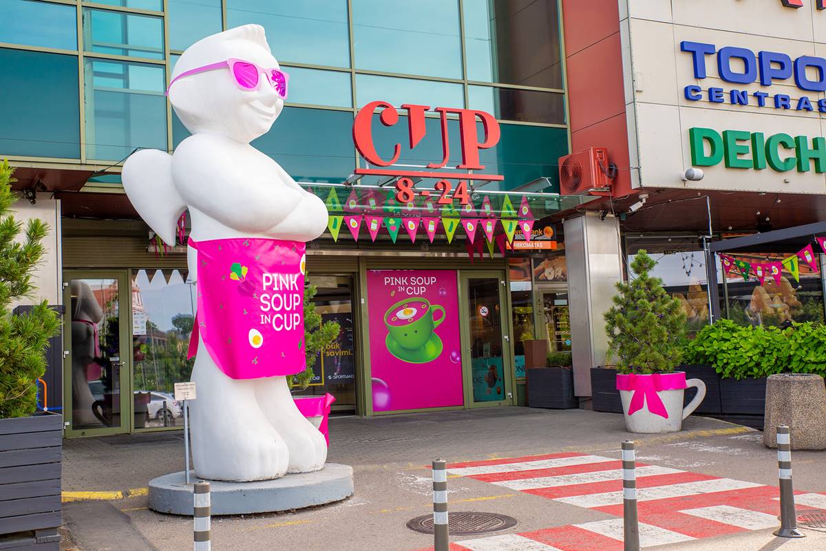 Rožinis festivalio personažas prie prekybos centro CUP per „Vilnius Pink Soup Fest“
