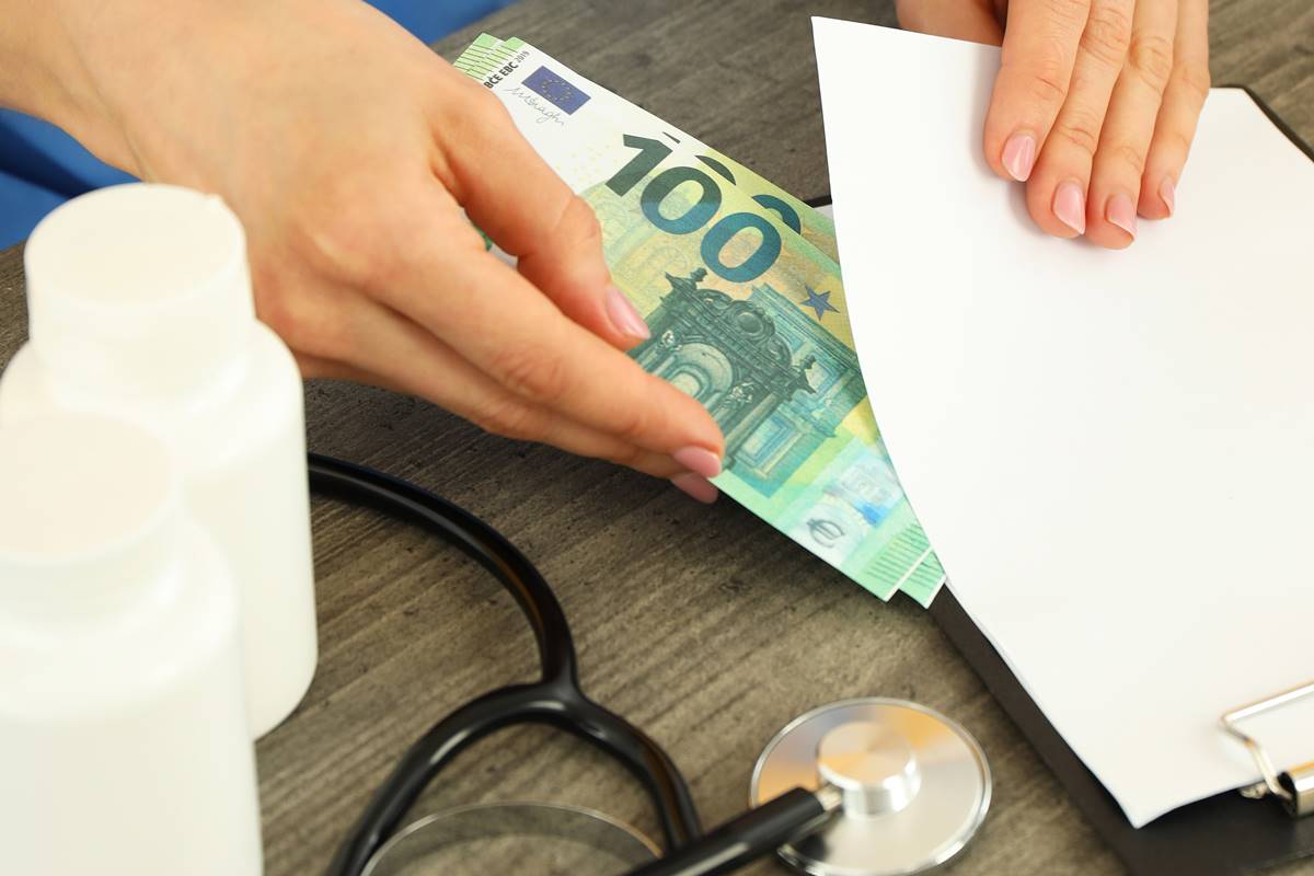 Pacientas moka pinigus gydymo įstaigoje už sveikatos paslaugas